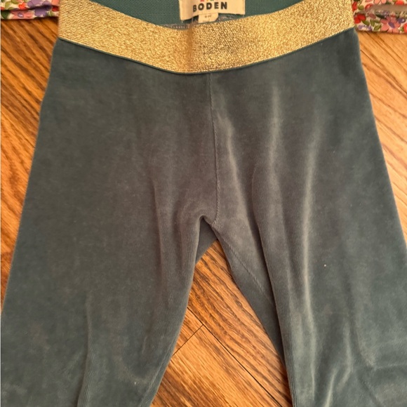 Mini Boden floral  Top with Gray Leggings and pumpkin bag - Picture 3 of 8